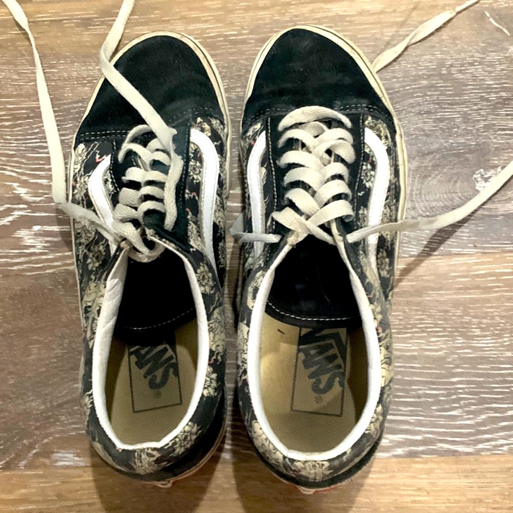 Womens Vans Skull w/flowers design. 7.5 size